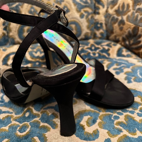 Vintage 1980’s Chinese Laundry Lady’s heels/sandals. Black satin fabric size 8 - Picture 2 of 3